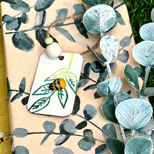 ‘Green Leaf Bee’ White Wooden Gift Tag 