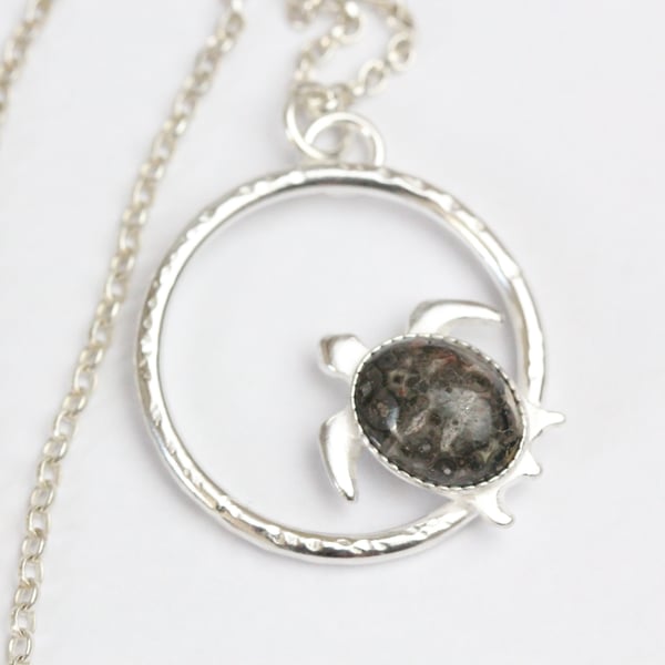 Silver turtle necklace with a leopard agate