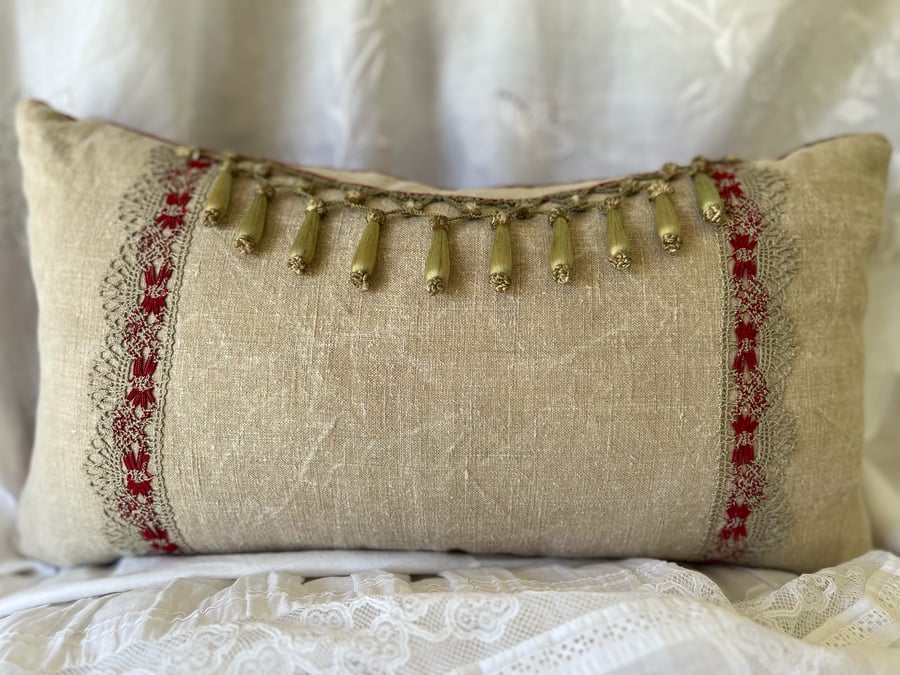 The Necklace Cushion