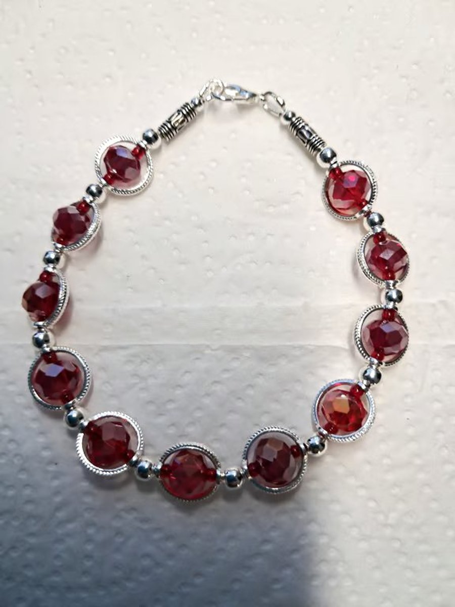 Bracelet with Rondelle faceted beads with engraved links