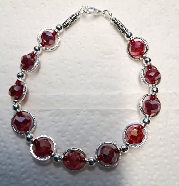 Bracelet with Rondelle faceted beads with engraved links