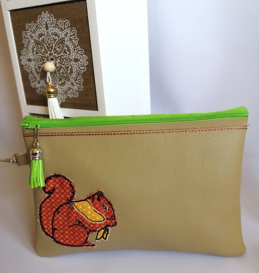 LEATHER BAG WITH APPLIQUE SQUIRREL .