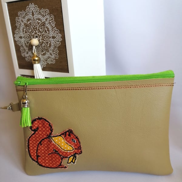 LEATHER BAG WITH APPLIQUE SQUIRREL .