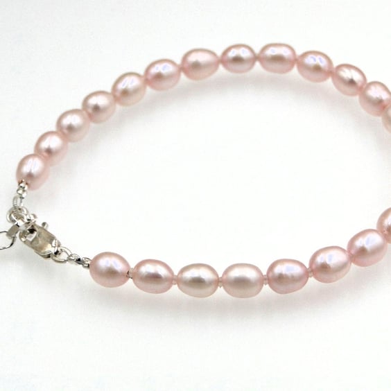 Delicate pink pearl bracelet