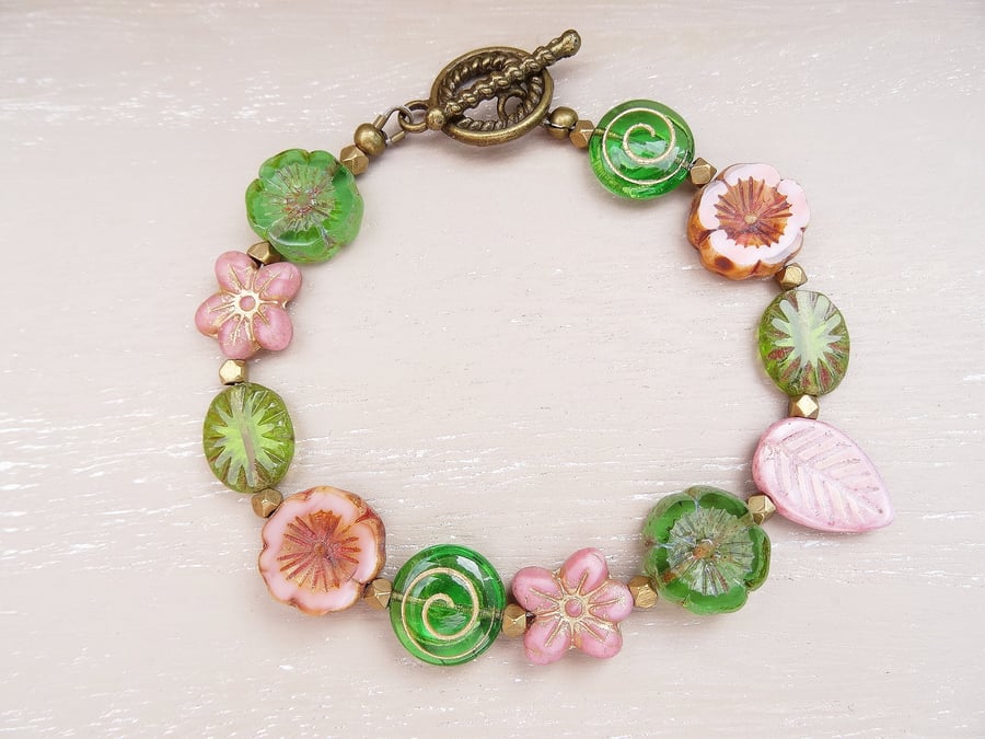 Flower Bracelet,Daisy Bracelet,Czech Glass Bracelet, Pink and Green Bracelet.Thi