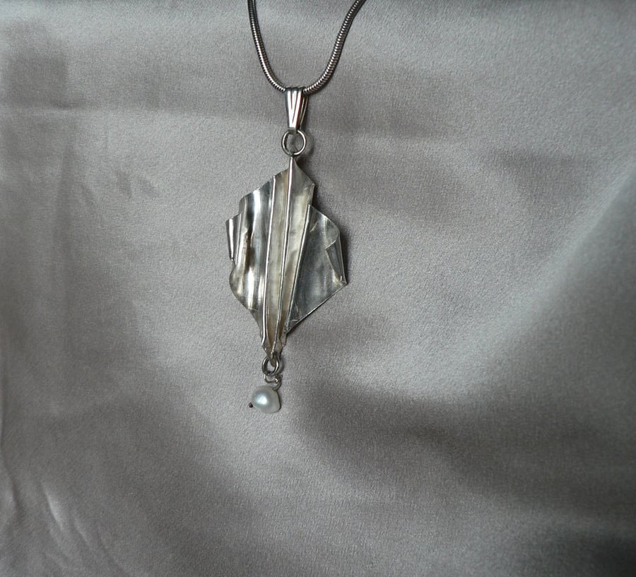 Wavy silver pendant with a fresh water pearl