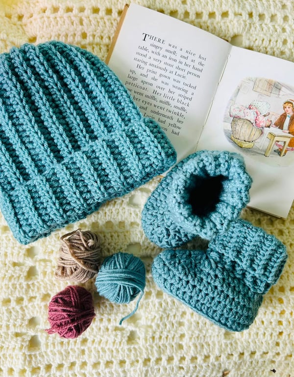 Baby ribbed cuff beanie and ribbed cuff booties set