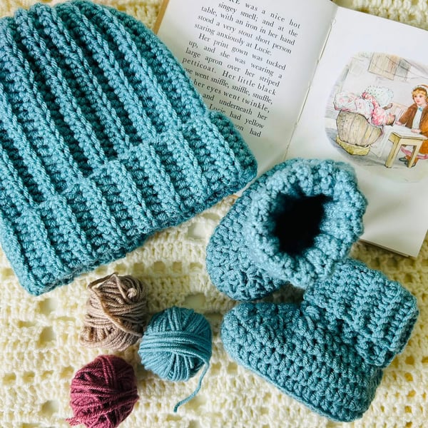 Baby ribbed cuff beanie and ribbed cuff booties set
