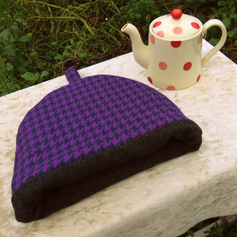 Small tea cosy.  Wool tea cosy.  A tea cosy made to fit a two cup teapot.