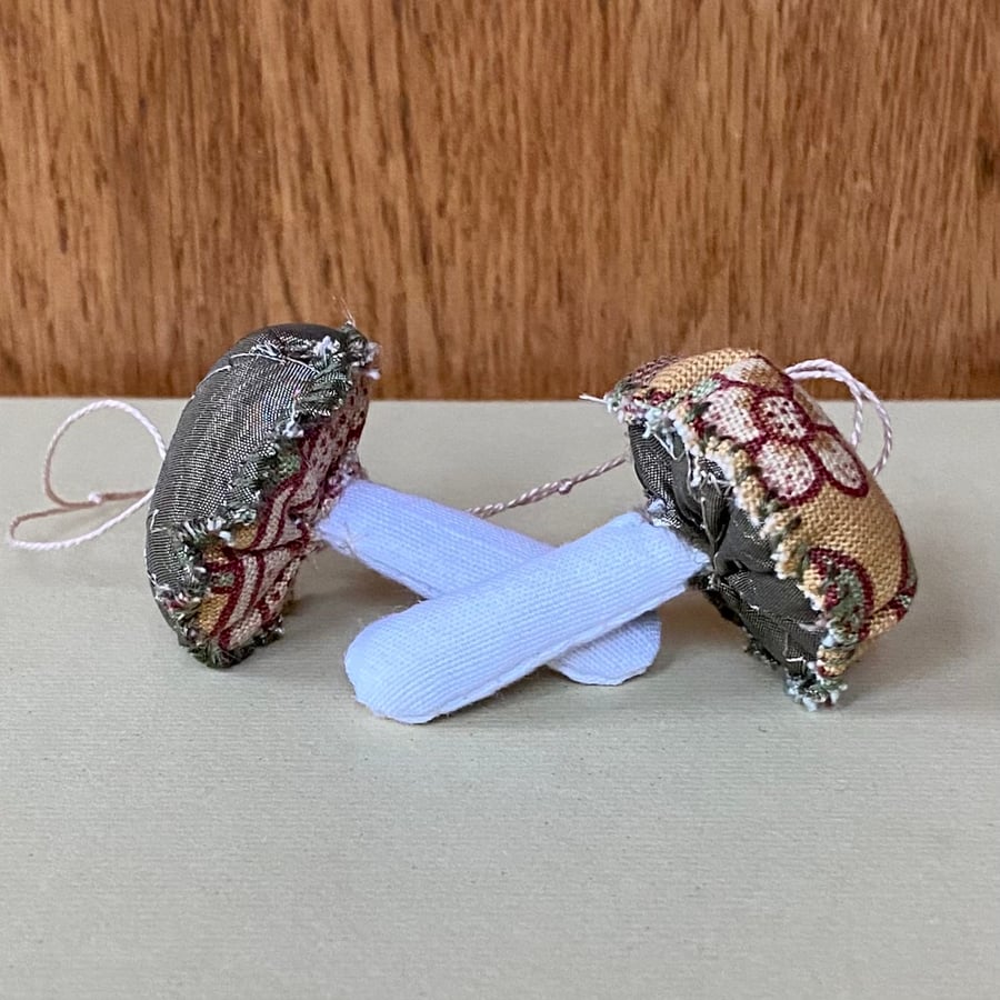 Vintage Mini Mushrooms Decoration William Morris Gold