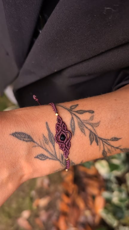 Macrame bracelet with Tourmaline in burgundy 
