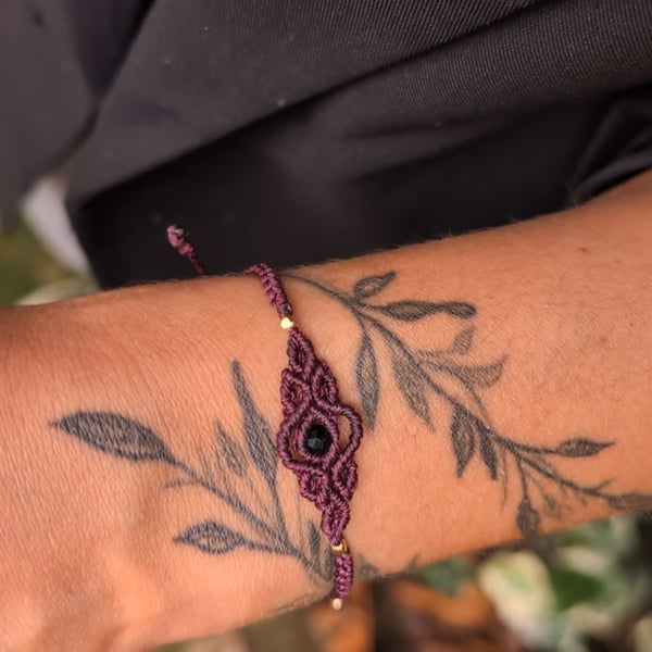 Macrame bracelet with Tourmaline in burgundy 