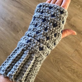 Chunky Crochet Fingerless Dark Grey Gloves With Blue Stitches (R784)