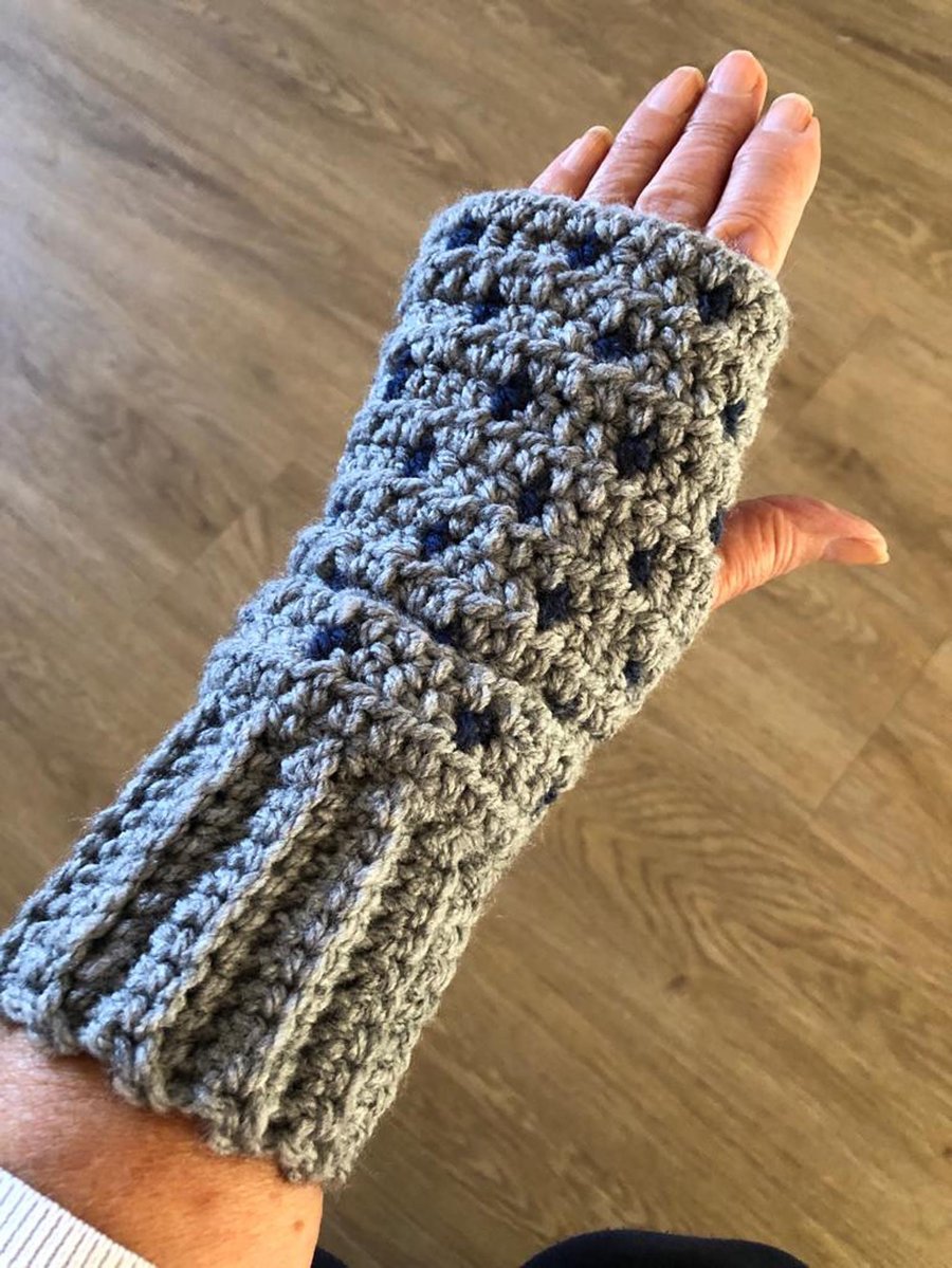 Chunky Crochet Fingerless Dark Grey Gloves With Blue Stitches (R784)