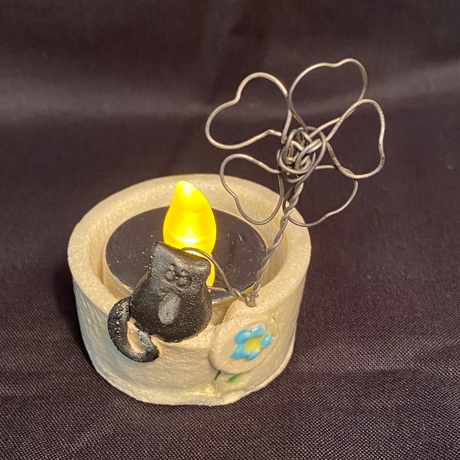 Tea light holder with cat