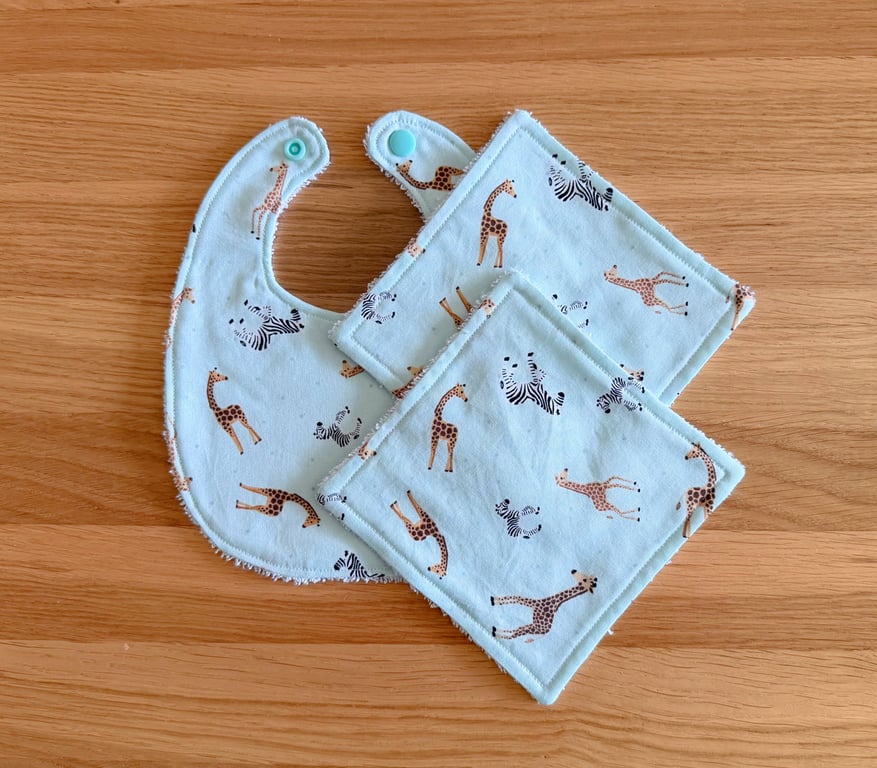 Newborn Baby Boxed Gift Set-Bib & Matching Baby Wipes Bib-Giraffes Design-BGS12