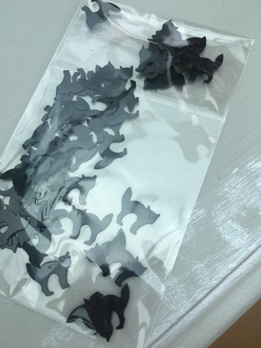 Black cat table confetti.