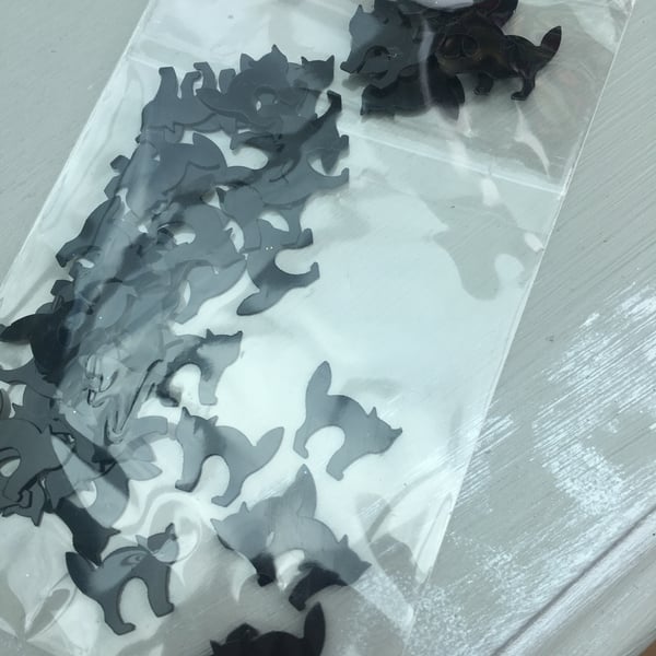 Black cat table confetti.