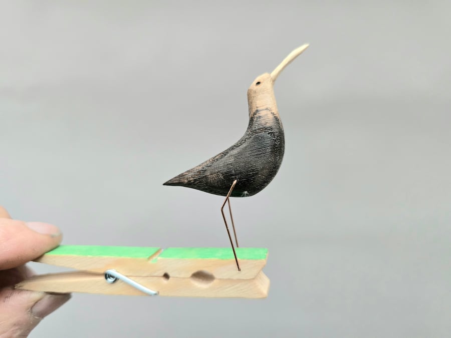Pecking peg bird