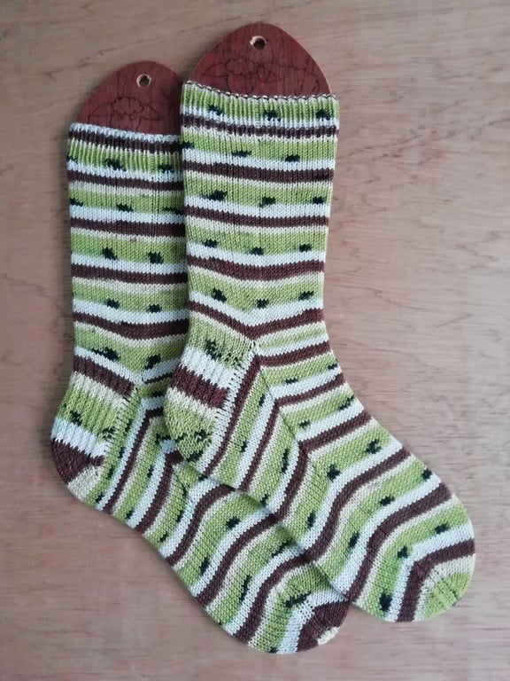 Socks, hand knitted, KIWI, adult size MEDIUM UK 5-6