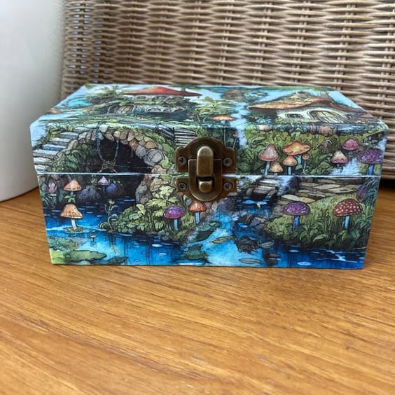  Toadstools Fairy Cute Houses, Pond, Water Cave Box, Mystery Mushrooms Beetles