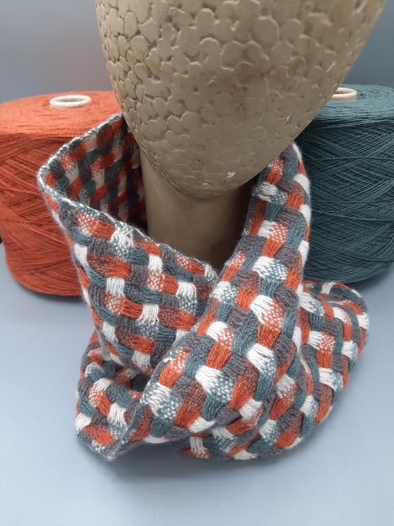 Cheerful chubby cowl with a twist - Winter day