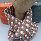 Cheerful chubby cowl with a twist - Winter day