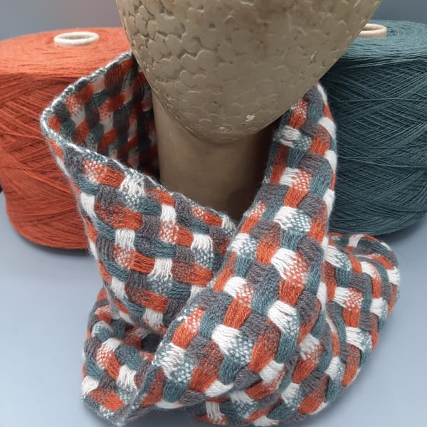 Cheerful chubby cowl with a twist - Winter day