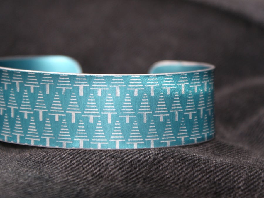 Geometric tree pattern cuff bracelet blue