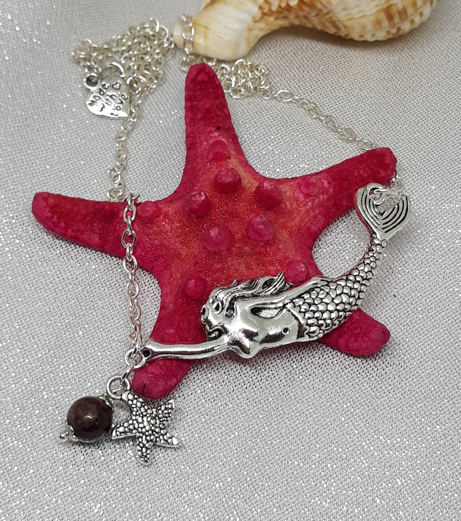 NL288 Swimming mermaid with starfish and bead necklace
