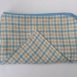 Zipped case, for sewing notions, short knitting needles, crochet hooks.