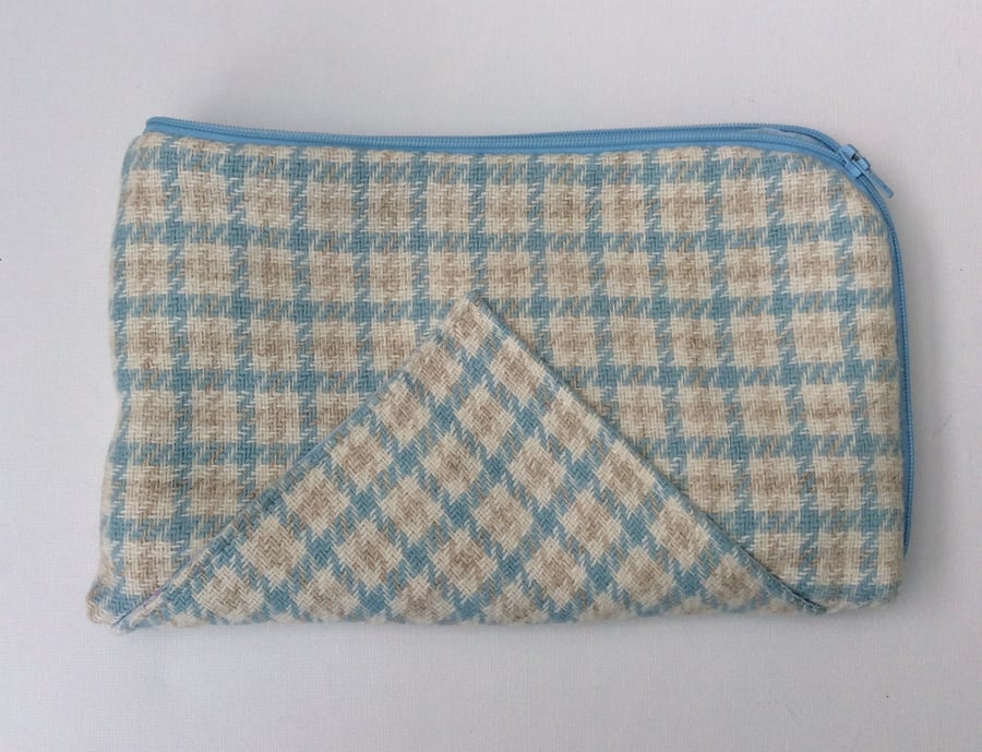 Zipped case, for sewing notions, short knitting needles, crochet hooks.