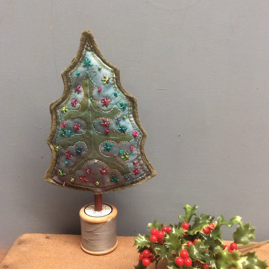Cotton reel Christmas tree - Light slate grey bobbin 