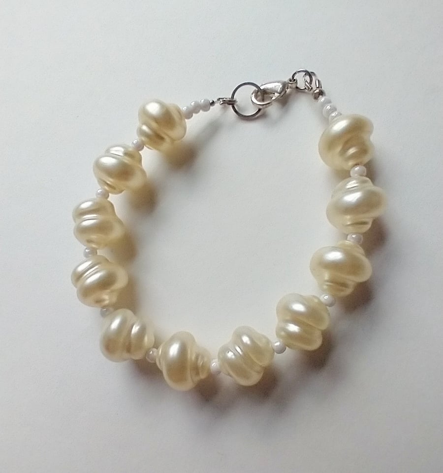Unusual pearly bracelet 