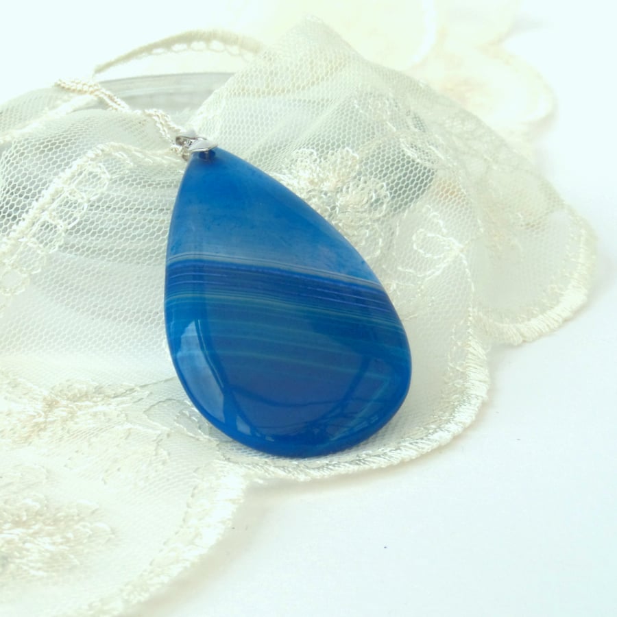 Banded blue agate pendant necklace