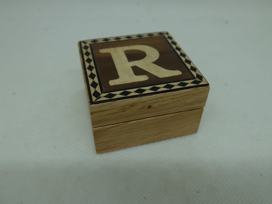 Small box with lift off lid, decorated with letter R