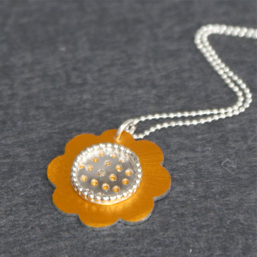 Retro flower pendant necklace - sunflower