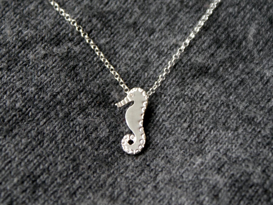 Mini silver seahorse pendant