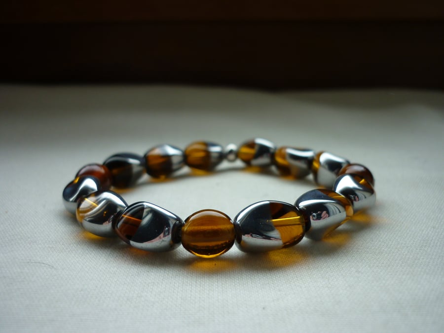 AMBER, BROWN AND SILVER BARACELET.  821