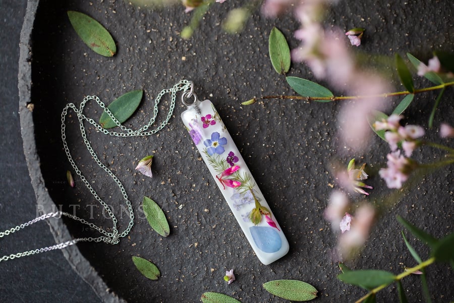 Tiny Flowers Bar Necklace - Flower Confetti