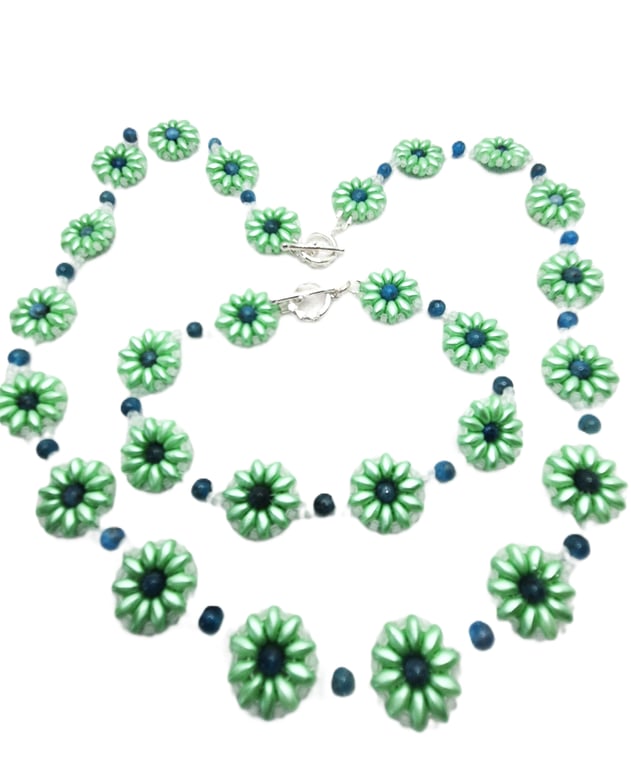 Green daisy chain necklace and bracelet with faux pearls and superduo beads