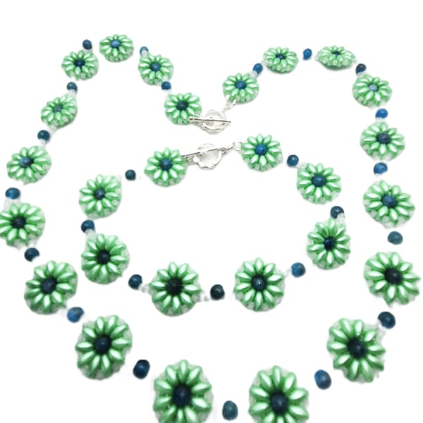 Green daisy chain necklace and bracelet with faux pearls and superduo beads