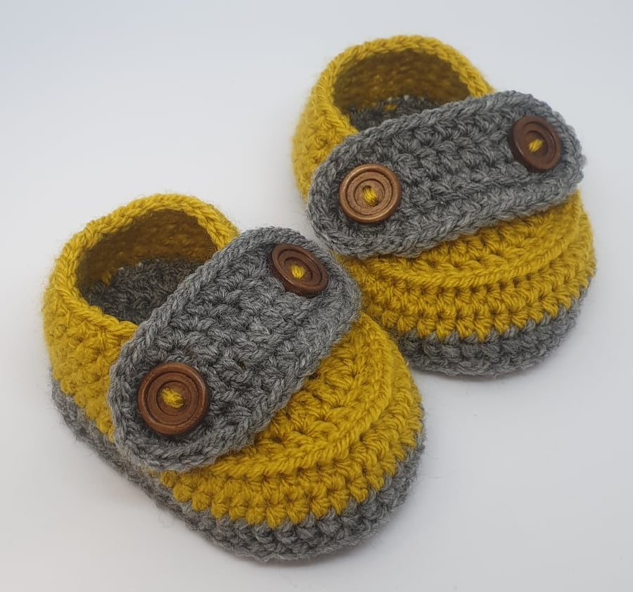 Crochet baby booties, baby shoes for 0-3 months old baby