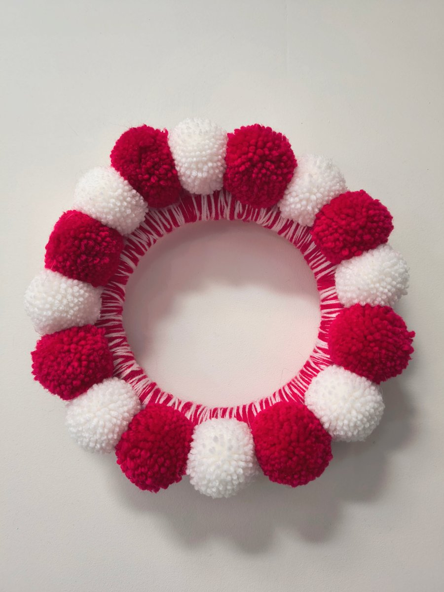 Red and white pom pom wreath FREE POSTAGE