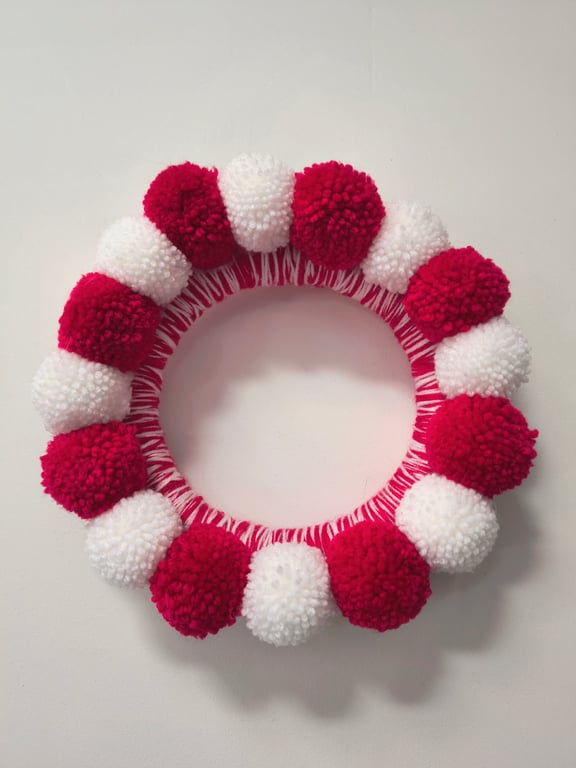 Red and white pom pom wreath FREE POSTAGE