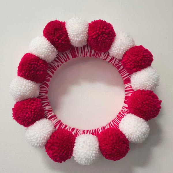 Red and white pom pom wreath FREE POSTAGE