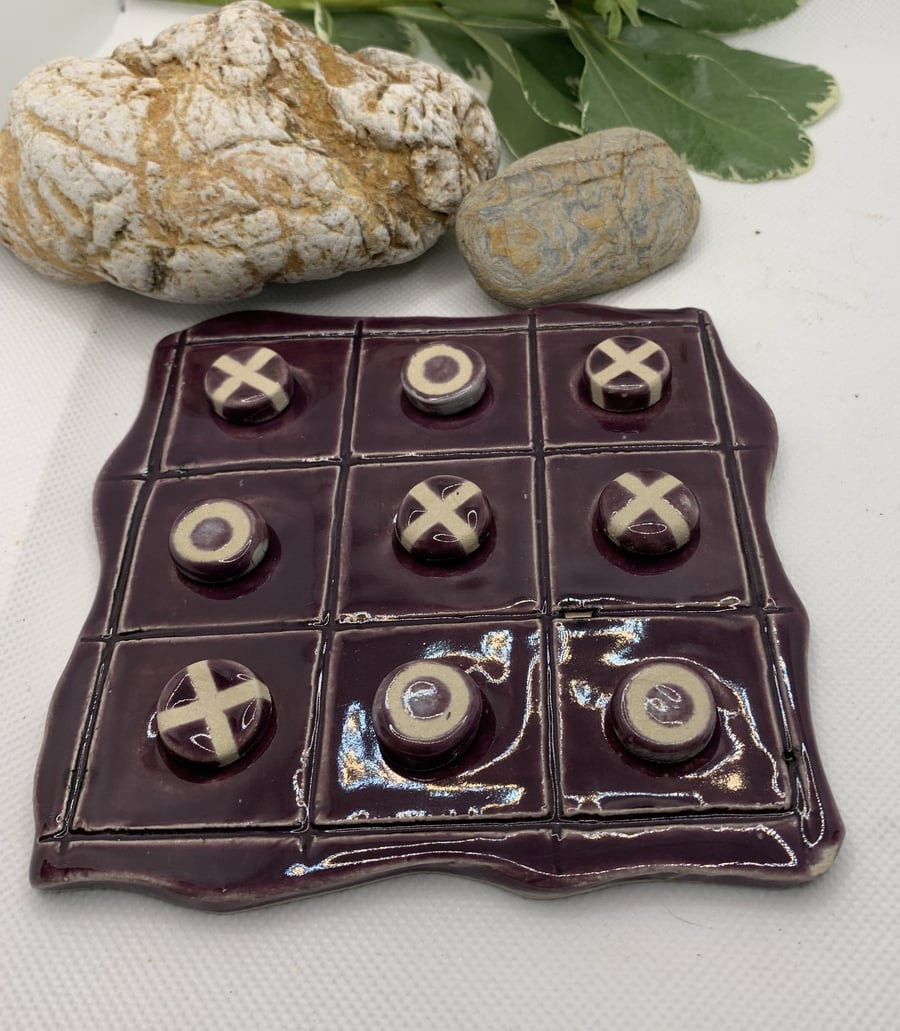 Noughts and crosses game