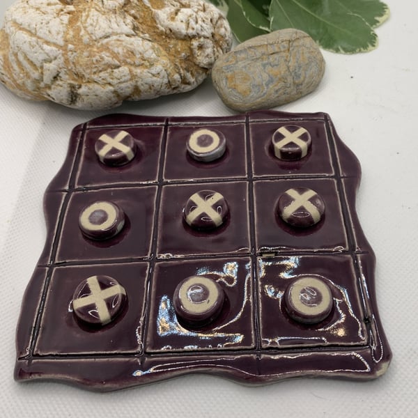 Noughts and crosses game