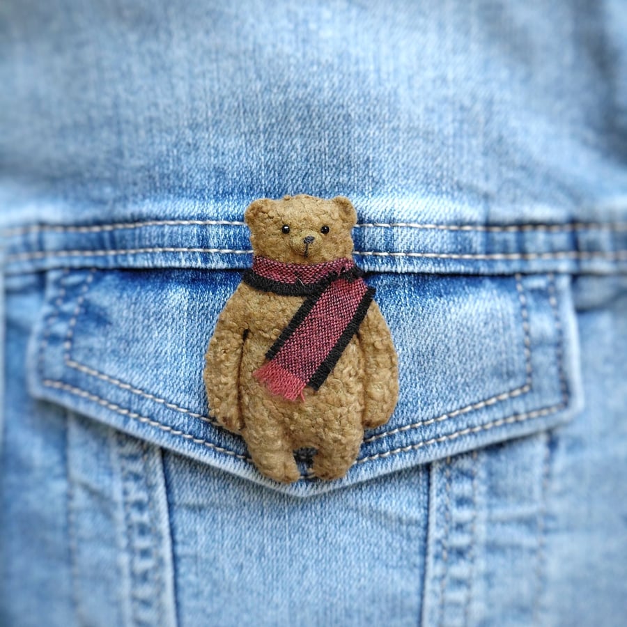 Oscar – Bear Brooch