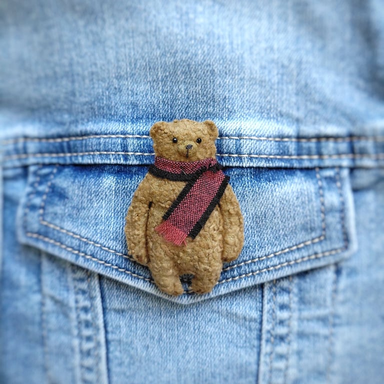 Oscar – Bear Brooch